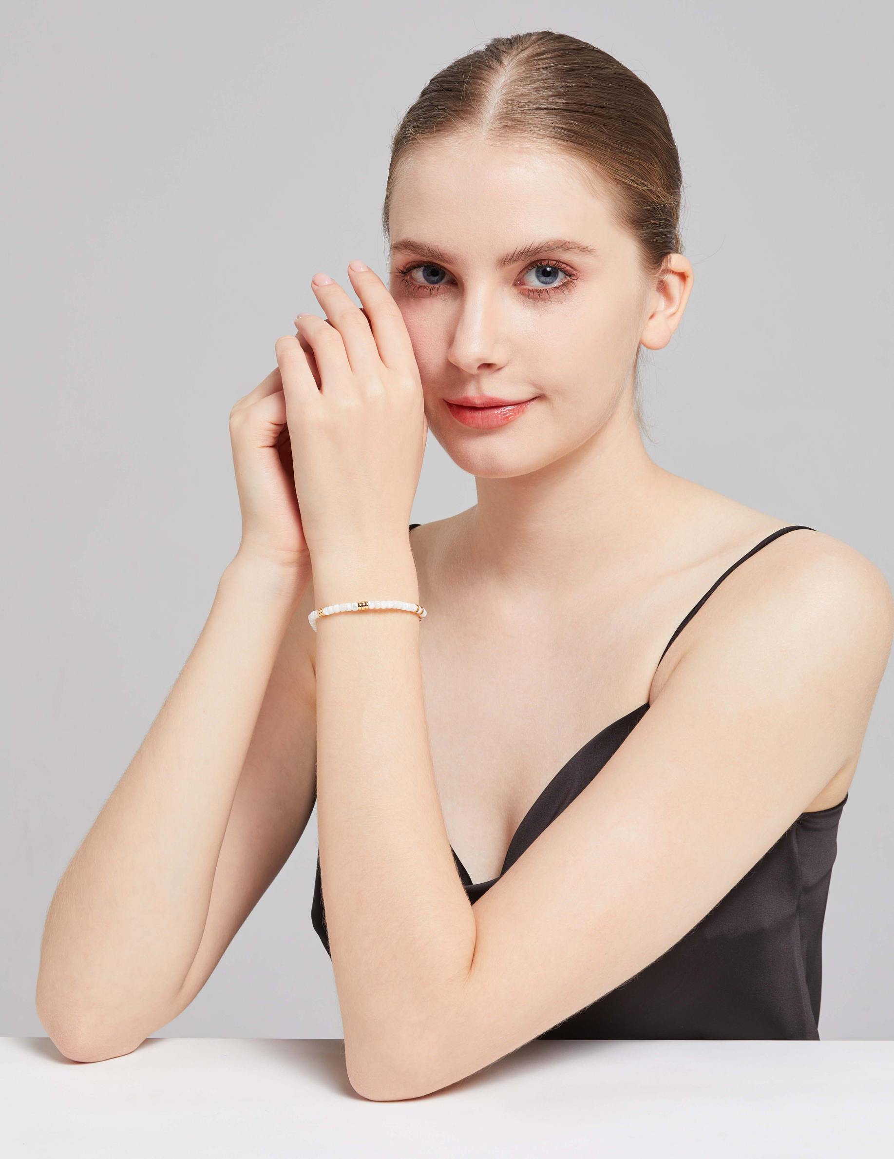 Model Showcasing Natural Silver Shell Bracelet - Elegance Inspired by Nature