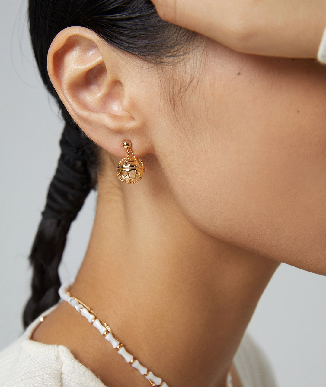 Model Wearing Fluid Lantern Series S925 Silver and Rice Grain Pearl Earrings